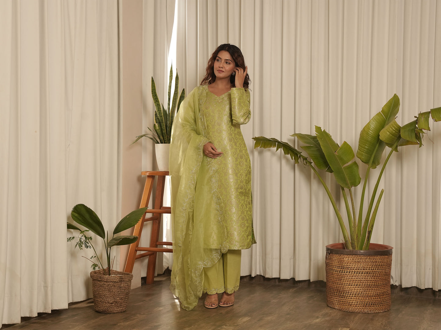 Resha Banarasi Set